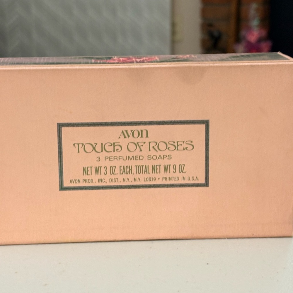 AVON TOUCH OF ROSES - Picture 3 of 6